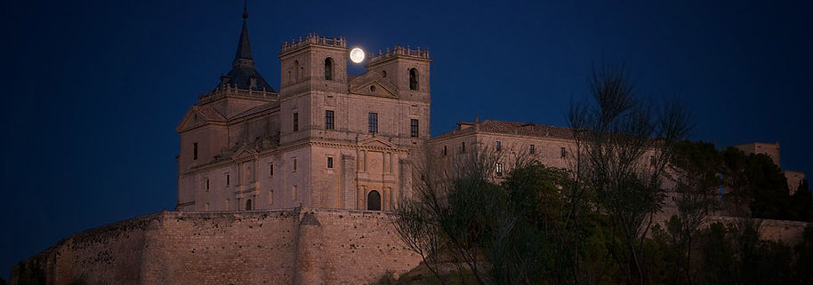 Llegando a Uclés, hay una explanada desde la que se aprecia la grandeza de estos edificios, sus torres, sus murallas. Los atardeceres iluminan con su preciosa y cálida luz esas piedras que rezuman historia. Allí estuvo Photoperiplo en uno de sus viajes, fotografiando.