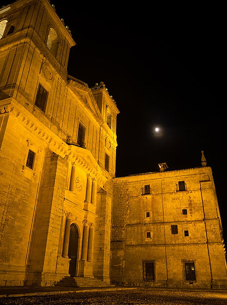Fachada herreriana del Monasterio de Uclés (Cuenca). Photoperiplo aprovechó la interesante iluminación nocturna jugando con sus sombras.
