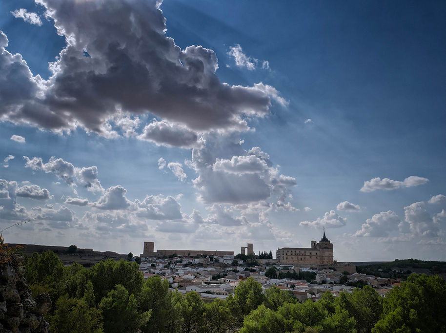 Vista general del Monasterio, Castillo y Villa de Uclés (Cuenca) Photoperiplo estuvo allí haciendo unas fotos. Viajar par fotografiar, nos acompañas?