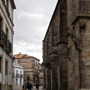 Lateral de la Iglesia de San Martiño, al fondo la Casa da Xouba