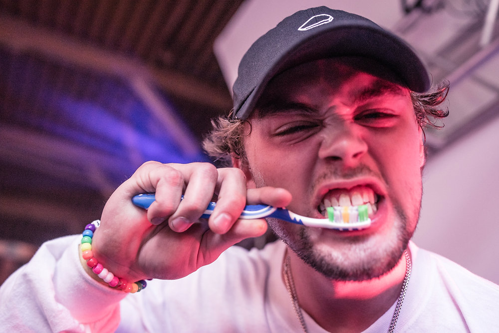 Famous Rapper Picking Teeth This interview will make your teeth rot