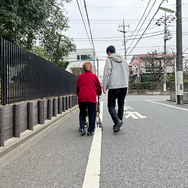 最近、求職者の方から「ホームページを見ました」「ブログを見ました」などのお問合せをいただくことが増えてきており、非常にありがたいと思っています。 ただ一方で 「うちの会社のいいところを伝えられているのだろうか?」 「求職者の方のミスマッチが起きないように悪いところを正直に伝えられているのだろうか?」 という思いに至り、少しずつにはなりますが、ブログで発信をしてこうという結論になりました。 そこで第一弾としてタイトルにもありますが、 「いちから訪問看護に働くことをオススメする看護師さん、あまりオススメしない看護師さん」 をテーマにしたいと思います。世田谷区内でも多くの訪問看護の求人がありますがそれぞれのステーションの違いについては、求職者の方は分かりにくいてま、いざ入職したはいいものの ミスマッチになってしまうとお互いに不幸になってしまうため、少しでもミスマッチが起きないために、できるだけ正直に書いていきたいと思います。 <オススメする方> ①他の職員と連携をしながら働きたい いちからで面接のときに一番重視しているポイントが”協調性”と“寄り添う力”です。訪問看護は病院と違い少人数の職場のため、その中で一人でも協調性のない職員がいるとチームの和が乱れてしまいます。そうすると全体の不満がたまり、離職率が高くなってしまいます。そいう環境にならないように、いちからでは協調性と寄り添う力を大事にしています。そのためここ数年では退職者はほとんど(遠方に引っ越しなどで退職はありましたが)でておらず、風通しの良い環境であると自負しています。 ②訪問看護未経験 最近「訪問看護未経験ですが大丈夫ですか?」とお問い合わせいただくことがあります。いちからの看護師の8割は訪問看護未経験で入職をしており、離職率も低いため未経験でも安心して働けているのではないかと考えています。新入職員は基本、3回訪問の同行を行い、メンターと職員が問題ないと判断してから単独訪問という流れにしています。職員が安心して訪問できないと利用者さんも不安のため、しっかりと新入職員とコミュニケーションを取りながら、問題がない状態で単独訪問してもらっていることも訪問看護未経験の方が活躍できる要因となっていると思います。。 ③利用者さんと時間をかけて向き合いたい いちからでは、基本は日5件の訪問を上限にしています。訪問看護は30分以上1時間未満の訪問で算定をとれるため、ステーションによっては30分で訪問を切り上げて1日7件訪問するというやり方をしているところがありますが、いちからでは一人一人の利用者さんとしっかりと時間をかけて向き合うために、基本は60分間でできることをやろうというスタンスをとっています。 ④残業をあまりしないでプライベートも大事にしたい 管理者を除く、一般職の残業時間の平均は月に2時間以内で収まっています。報告書の時期に多少残業することはありますが、他のステーションと比べて少ないのが特徴です。そして、もちろん残業代はしっかりと出ます。理念にもありますが、職員の健康状態が良くないと利用者さんにも影響してしまうため、ワークライフバランスを重要視しています。また、固定残業制をとっているところもありますが、そういうところステーションの多くは残業することを前提にしている可能性があるため、見た目の給料が高く見えますが注意が必要な気がします。 ⑤将来的に管理職を目指したい これはあくまで希望と能力に応じてですが、管理者職を目指している方にもおすすめです。現在いちからでは3店舗ありますが、今後も世田谷区内で出店の予定がありますので、能力と希望があるのにポストがないなんてことはありませんので、ご安心ください。 <あまりオススメしない方> ①「看護師とはこうあるべきだ」という価値観を持っている方 専門職としてもちらん自身やプライドを持つことは大事だと思いますがいちからが大事にすることは“協調性”と“寄り添う”です。なので「看護師なんだからこうあるべき」という方よりも「利用者さんに応じて対応をしたい」とい方の方がいちからには向いていると思います。ちなみにいちからのユニフォームは白にしていますが、これは何色にも染まる=つまり利用者さんの個々の生活に応じた対応をしていきたいと考えているからだそうです。(看護の管理者が決めたのですが、その理由を知ったのは開設してから3年目でした) ②件数に応じて給料を一杯もらいたい いちからでは件数に応じたインセンティブ制を設けていません。正直経営者側からいうとインセンティブ制を設けた方が経営は楽です。入職して間もない間は件数が少ないので給料も少なくて済むので雇用する際にかかるランニングコストが低くて済むためです。でも件数によって生活が左右されると安心して働けないと考えています。全力でやっている月80件訪問と流れ作業でやっている月に120件訪問の後者にのみ評価がいくこともしたくないです。(経営者としてドライになれない部分です。) ③整った環境で働きたい方 いちからでは現在、経堂、桜新町、祖師谷の店舗があります。正直なところ経堂と祖師谷(近いうちに移転予定)の店舗は狭いため、広々とした環境で仕事をしたい方にはオススメはできないです。ただ基本は訪問にでているため、事務所に全員がいる時間は朝と夕方と限られていはいます。どのステーションにも通勤できるという方は桜新町であれば割と広いので良いかもしれません。 今回はいちから訪問看護で働くことをオススメする看護師さん、オススメしない看護師さんを記載させていただきました。 正直、まだまだ伝えたいことはたくさんありますが、 なかなか文章だけでは伝えきれないので“オススメする看護師さん”に該当する方で少しでも興味があれば、 一度会社説明にお越しください。 ご希望の方はお問合せフォームか以下のメールから会社説明希望と記載してご連絡ください。 メール: ichikaraoffice@gmail.com