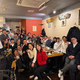 少し遅くなりましたが、本年もよろしくお願いいたします。 皆様はどんな年末年始でしたでしょうか。 私は年末に外出し、年始は仕事を少ししたり、家族と過ごしたりとしておりました。 1月5日より業務を開始し、今日は木曜、日常帰ってきたな～と思います。 最近気づいたのですが、日常結構好きなんですよね。 仕事なのでもちろん大変なこともありますが、利用者の方やご家族とあけましておめでとうございますと話したりどんなお過ごしされてたのか聞いたり、事務所で職員と休みの間の話聞いたりしているのがとても心地よいです。 12月は職員と賞与前面談もあったのですが「仕事くるの嫌って思わないです」って話してくれる職員も多く有難いなと思います。また最近は職員の働きやすいよという言葉で、病院の同期だった方が面接を受けてくれたりと良い環境を作れているのでは？！という自負も出てきたりしていて・・・ もちろんゆるい雰囲気でやるのが良いわけではないので指導をしたり、伝えるという難しさも感じています。 今年はまたサテライトが出来ます！ 私自身が直接赴かないサテライト！わくわく いちからの良さが世田谷区にどんどん広がっていく１年にしていきたいなと思っています。 年末年始で時間があったので、NoNoGirlsを全部観ました！ それを受けてのレコード大賞、紅白　とても感動しました。涙 という話をしたらギャルおじさんと言われました。 好きなものを好きだと今後も言っていきます！ 年末の忘年会。 盛り上がりました！ 今年はお店に入りきらないくらいになるといいな。 訪問が急遽キャンセルになり更新してみました。 皆様にとっても良い一年になりますように。赤津