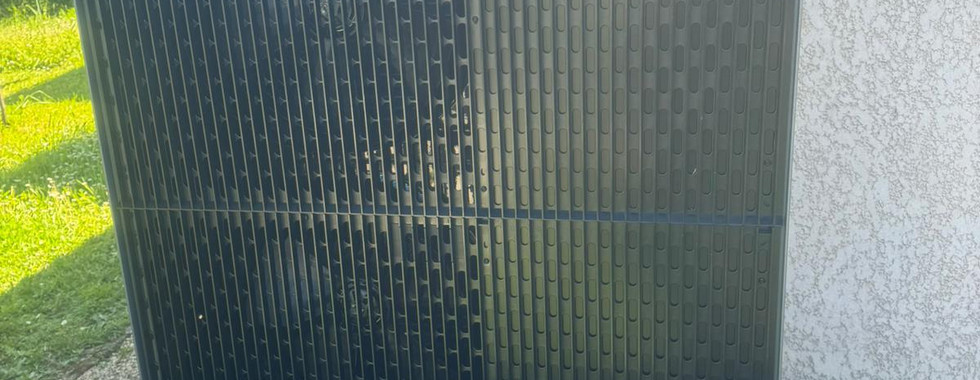 Unité extérieure de la pompe à chaleur Vitocal 252-A 12 kW, avec un positionnement stratégique pour une ventilation optimale et un fonctionnement silencieux