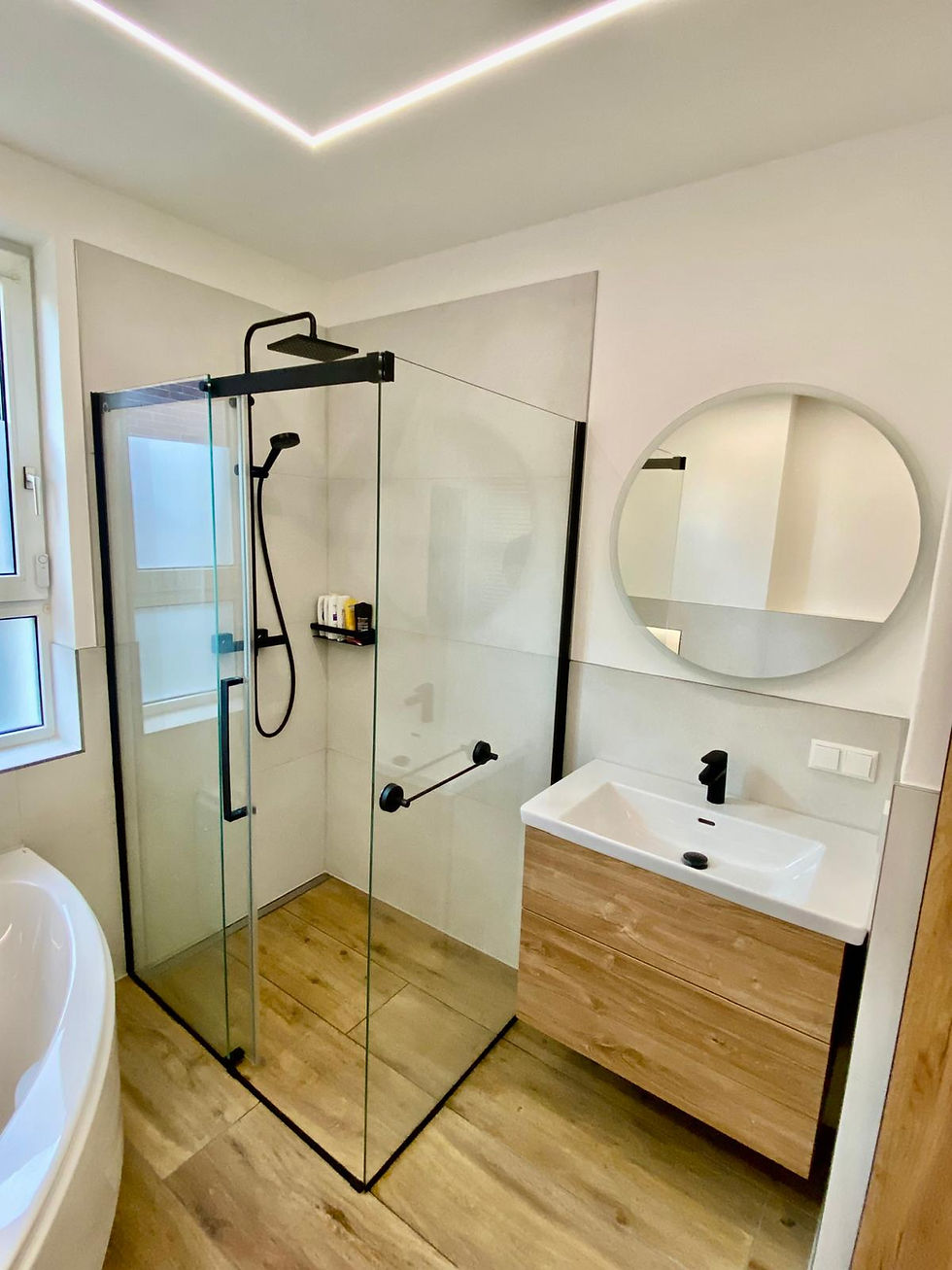 Dusche mit Glaswand und Waschbecken