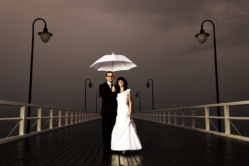 Mariée et marié avec le parapluie