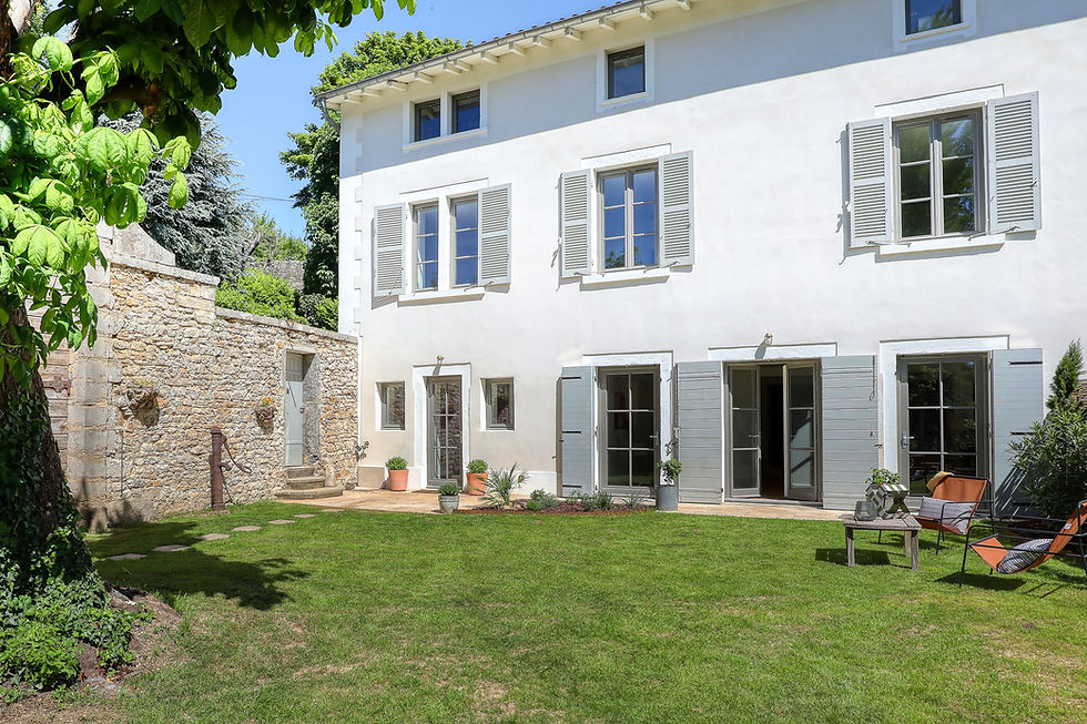 Maison avec jardin paysagé et annexe