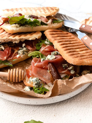 PANINI MET PARMAHAM EN GORGONZOLA