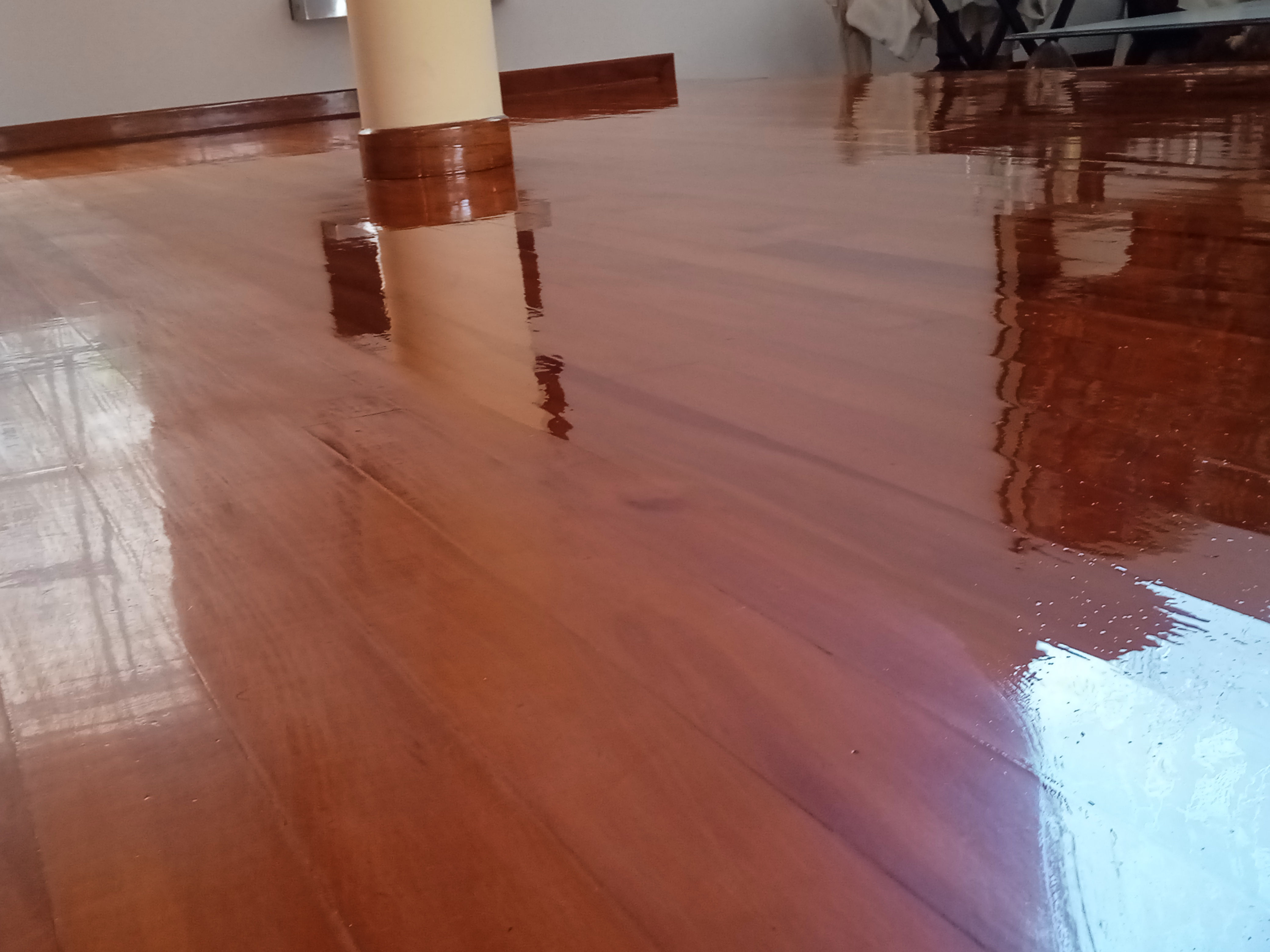 Piso de madera acabado con 3 capas de DD,DD.