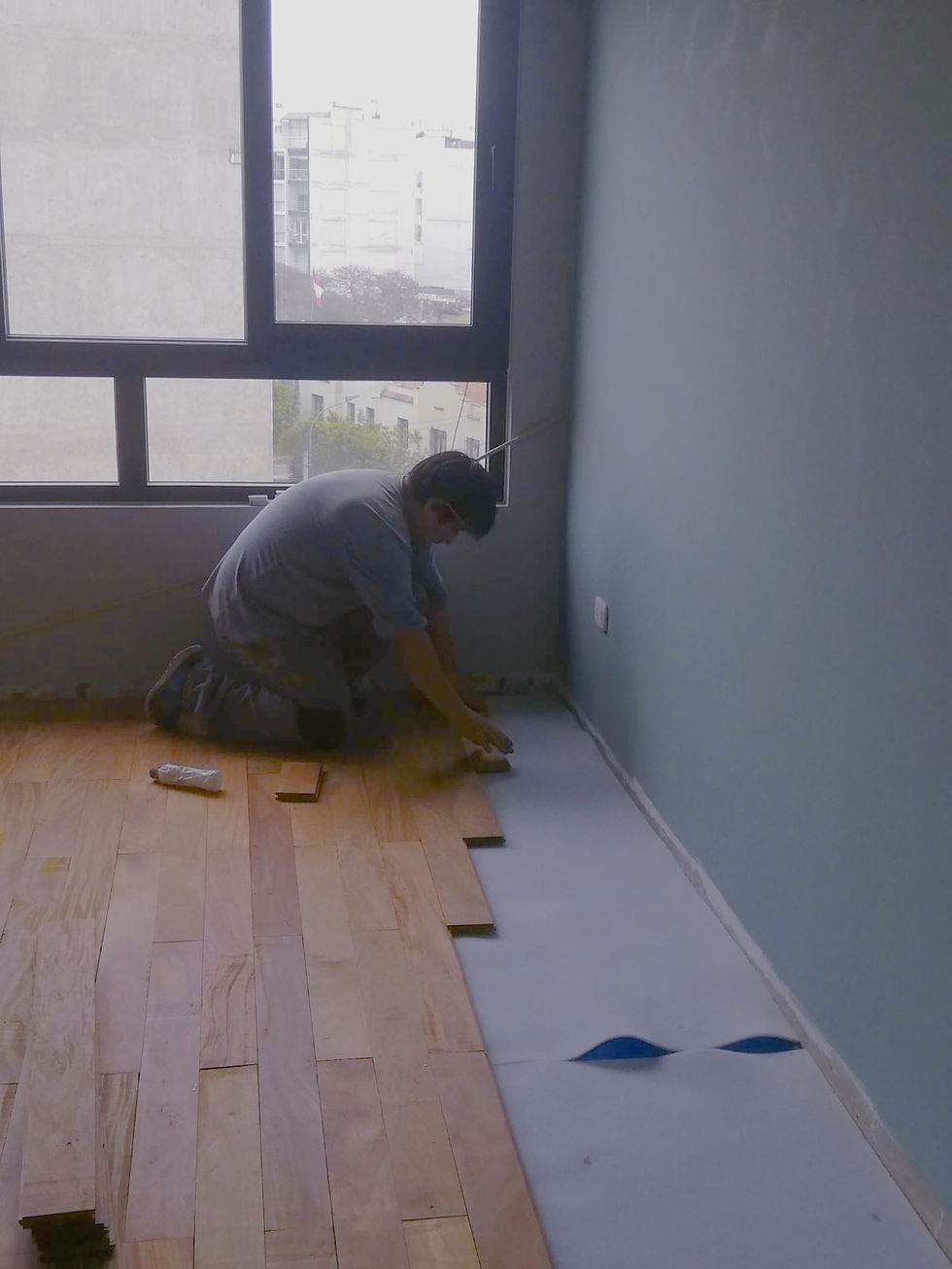 Miniatura: Colocación de piso de madera en machembrado, novedoso y duradero.