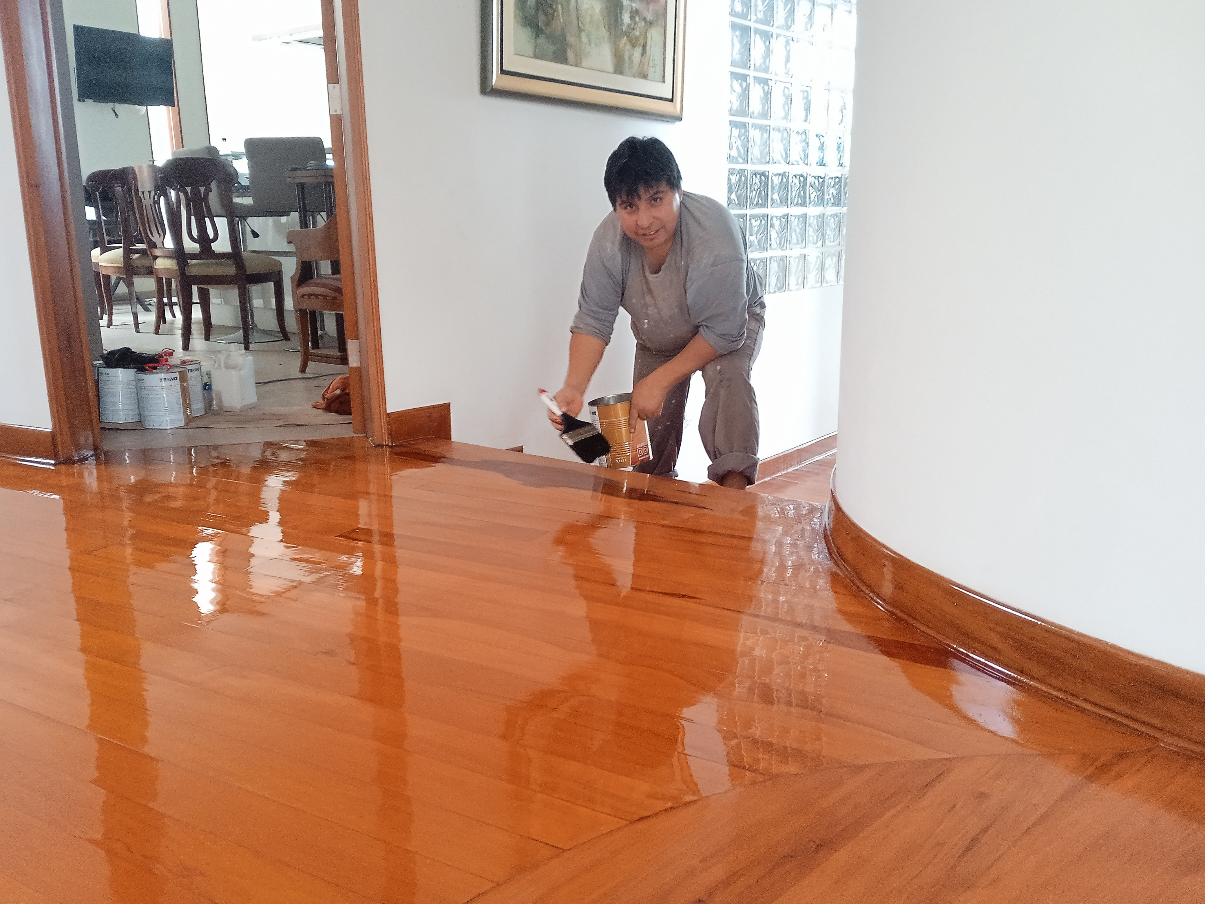 Acabando un piso de madera excelente.