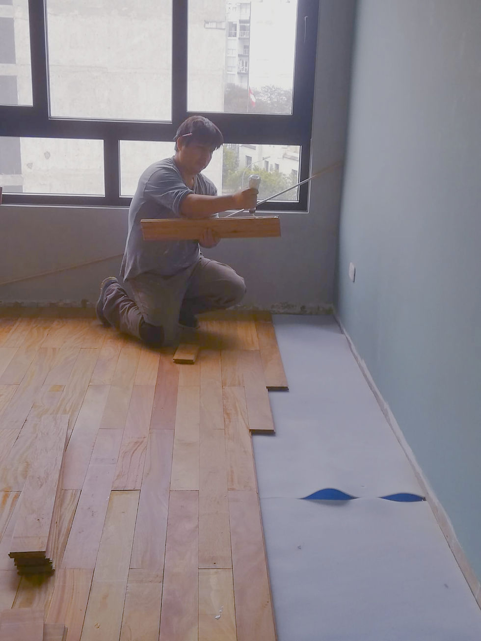 Miniatura: Colocación de piso de madera en machembrado, novedoso y duradero.