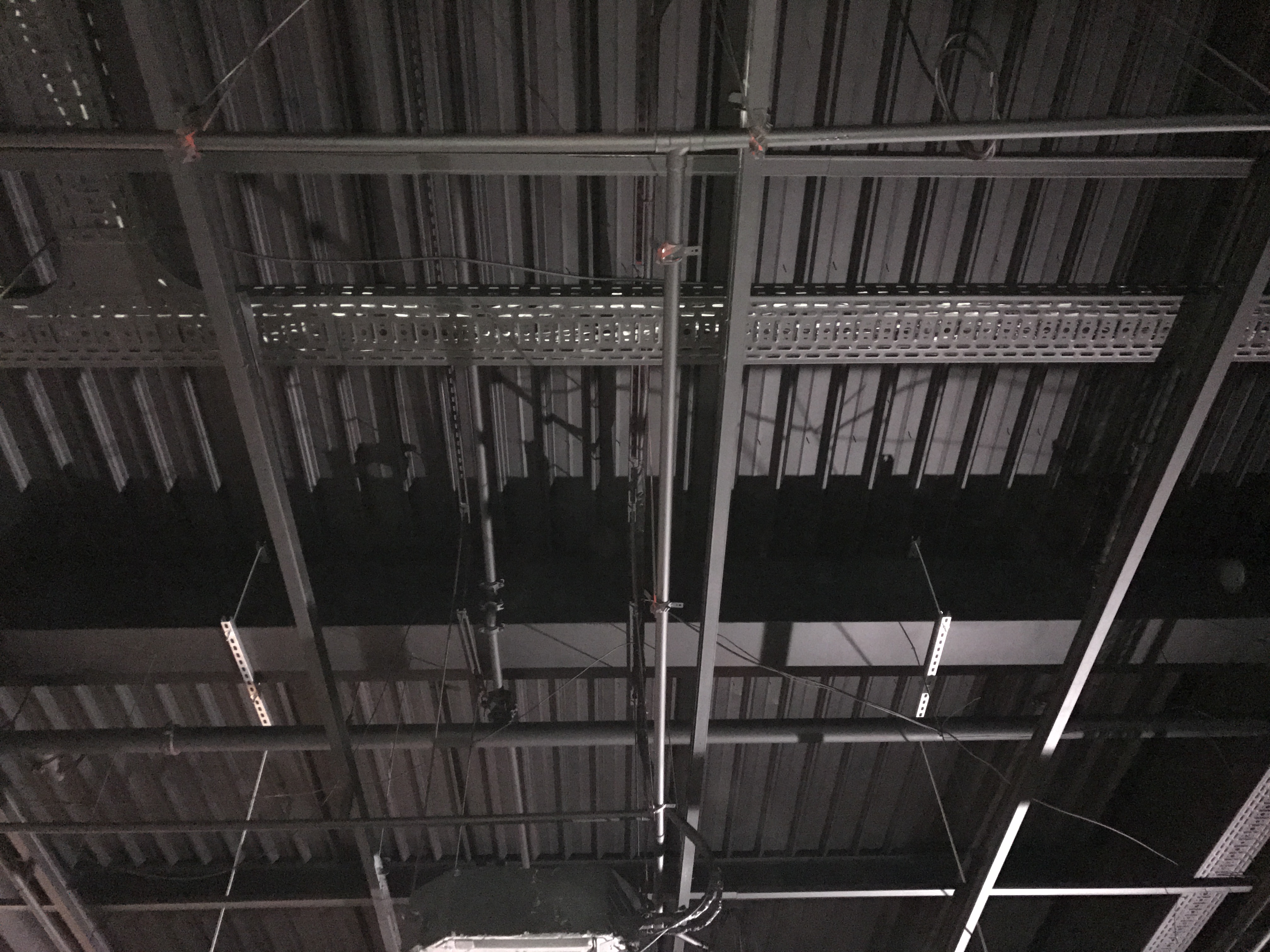 PLAFOND NOIR MAT MAGASIN