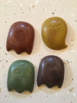 Giz de cera natural em forma de fantasminhas