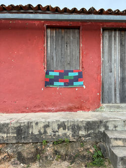 Muro vermelho com tapeçaria