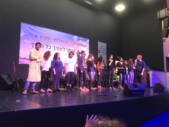 מופע כישרונות צעירים בגימנסיה