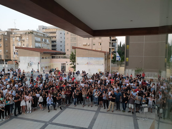 ערב מסיבות כיתתיות בחצר הגימנסיה ומסיבות כיתתיות