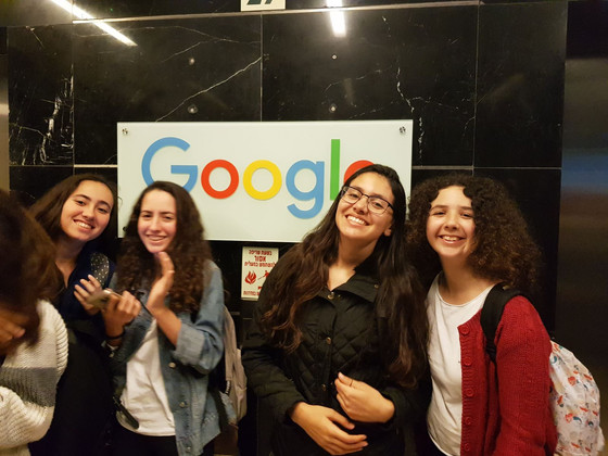 בנות הגימנסיה במשרדי גוגל