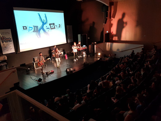 מופע "נופל וקם" עם מומי לוי