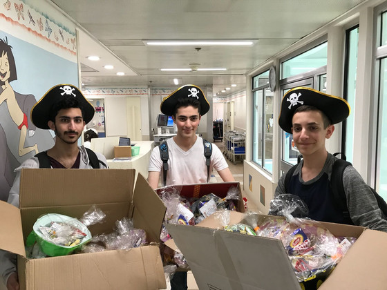 המועצה מחלקת משלוחי מנות באסף הרופא