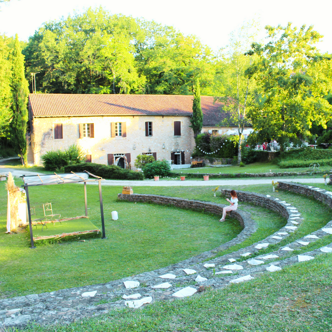 Façade et parc du Domaine des Coquelicots