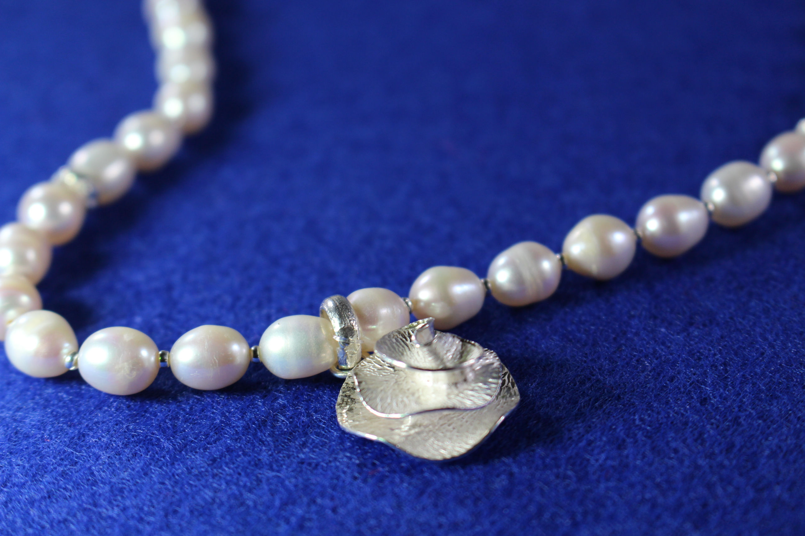 Perlas de río y plata 950