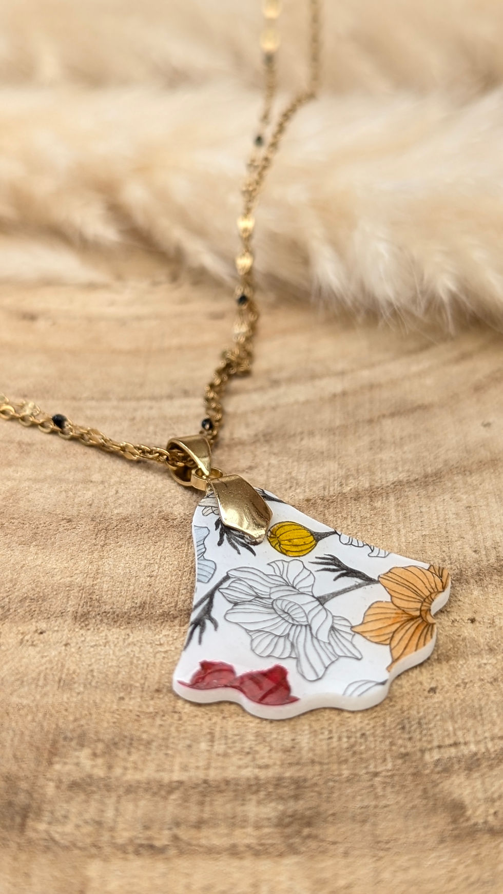 Collier l’étincelante : dessin unique aux couleurs automne-hiver, double chaîne avec perles pour une touche sensuelle.
