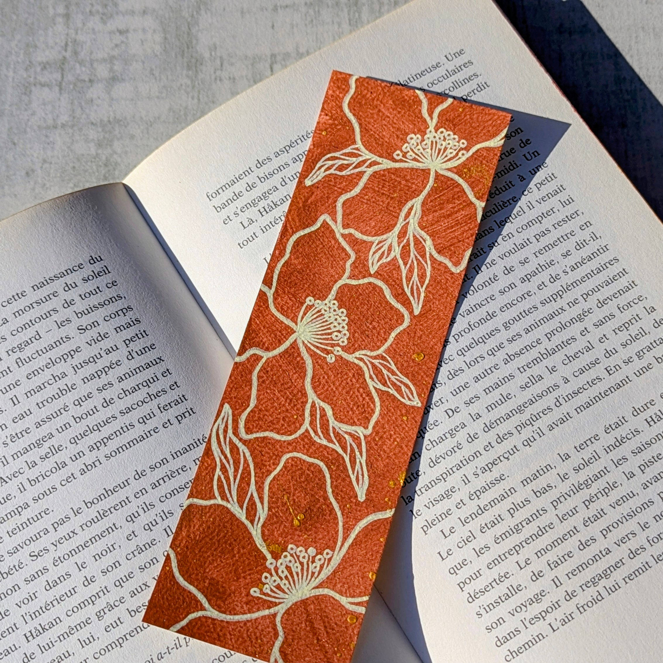 Marque-page artisanal floral La Terreuse par Le Gibbon Créations, peint à la main 6x18cm.