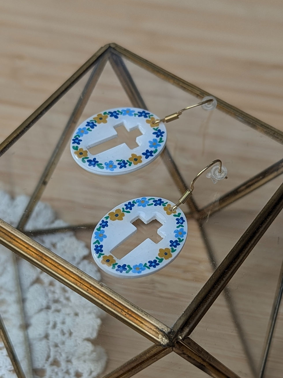 Boucles d'oreilles artisanales ovales fleurs bleues et jaunes Le Gibbon Créations.