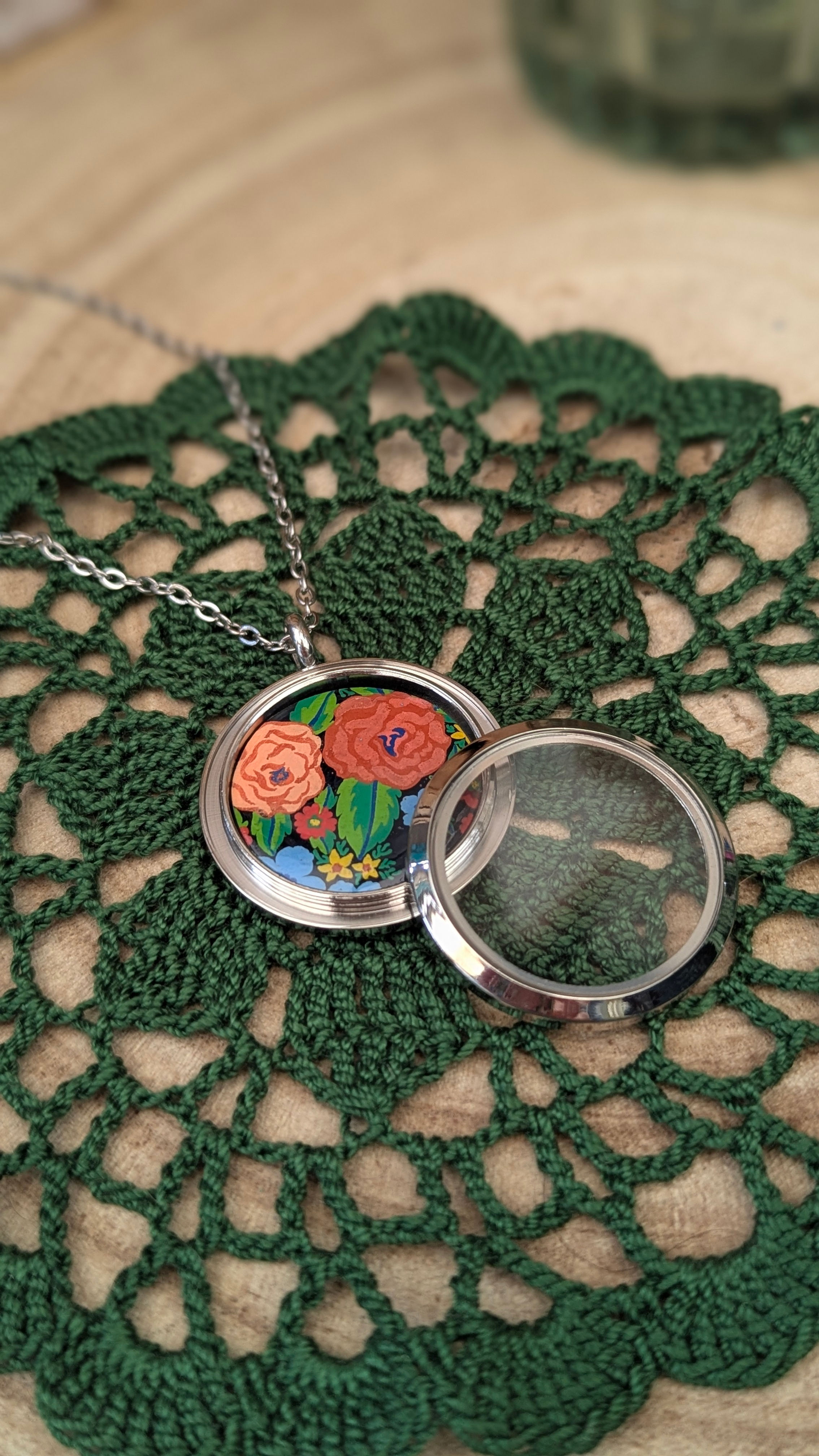 Collier Médaillon et son premier décor interchangeable