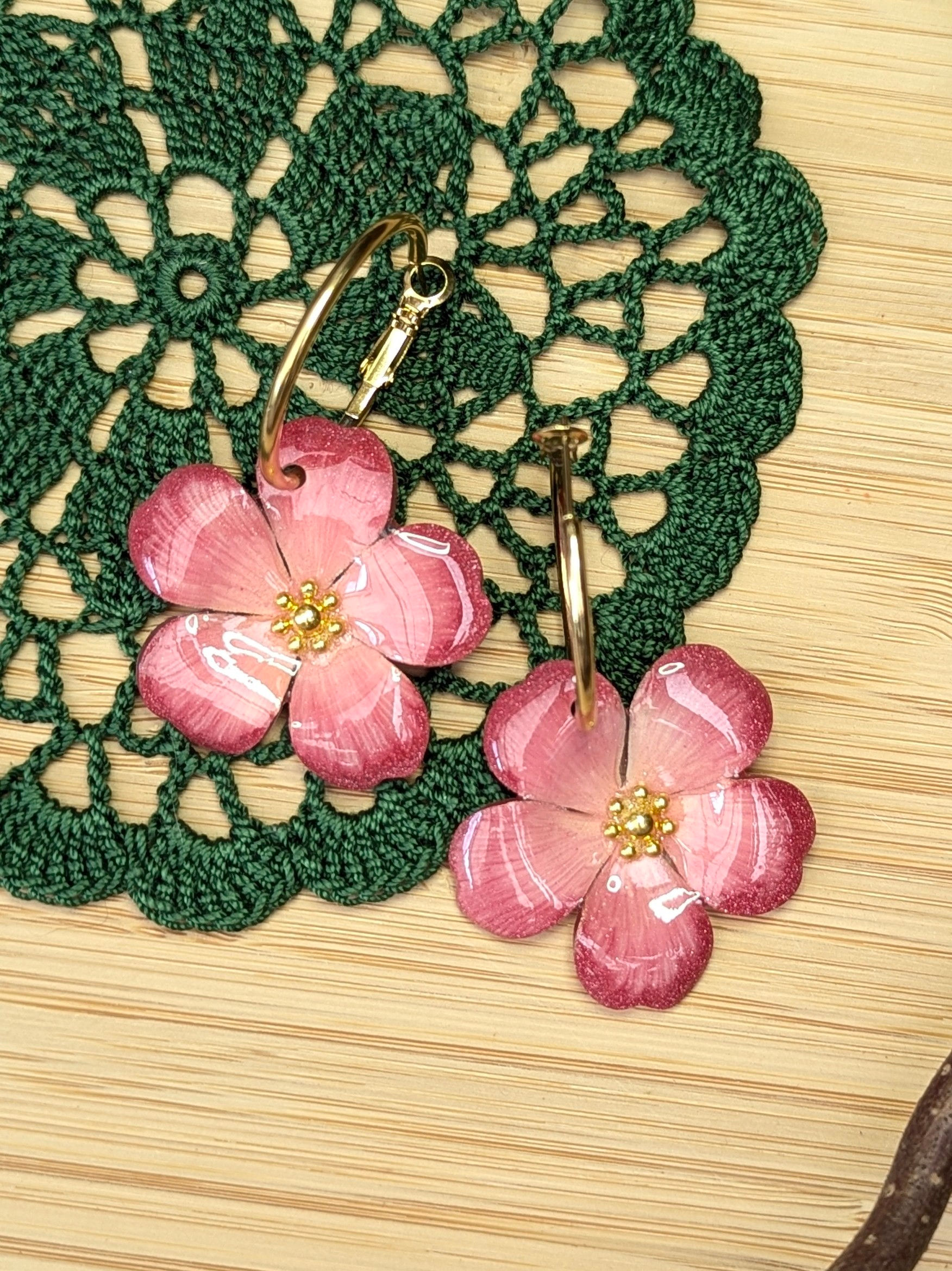 Créoles fleur “À la folie” – bijoux artisanaux en acier inoxydable