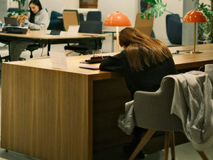 de gevolgen van lang stilzitten achter een bureau. wat doet dit met je lichaam?