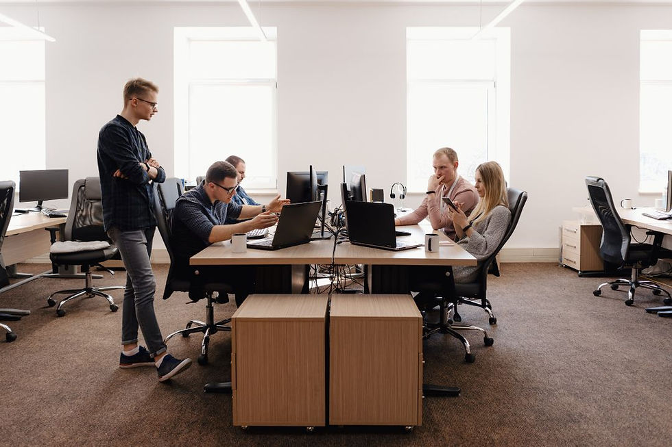 Achter je bureau werken heel de dag.jpg