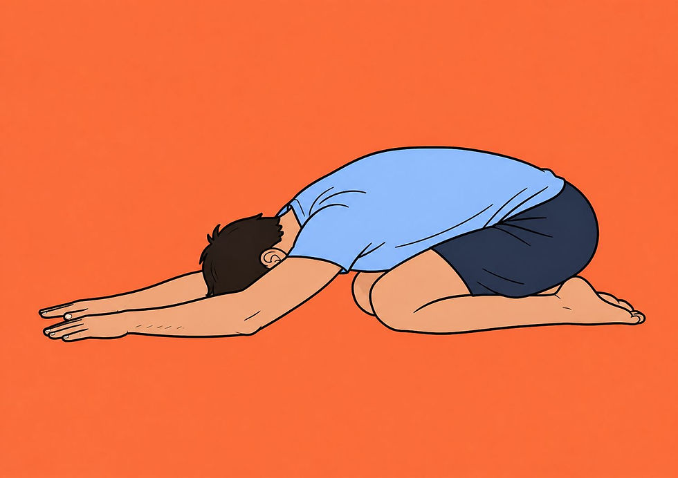 Persoon doet yogahouding "Kindhouding" op een oranje achtergrond. Hij draagt een blauw shirt en zwarte shorts. ontspannen sfeer.
