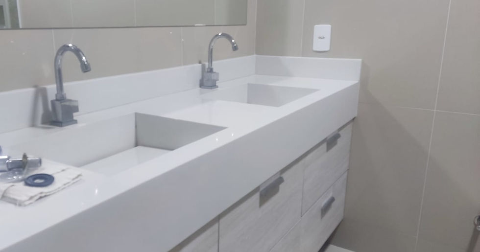 Cubas em pias de banheiro com mármore branco.