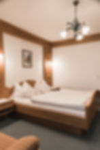 Landflair Doppelzimmer im Landhotel Waldeck mit Holzverkleidung und gemütlicher Beleuchtung im Donau