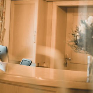 Einladender Empfangsbereich im Landhausstil im Landhotel Waldeck in Bayern