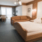 Helles Landflair-Zimmer mit Doppelbett und traditionellem Design in Bayerisch Schwaben
