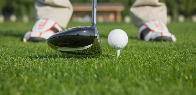 closeup-picture-golf-ball-driver-driving-range-plenty-copyspace-very-shallow-depth-field_5