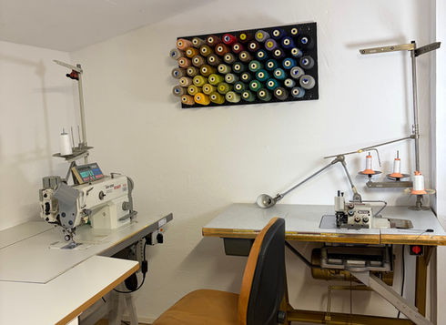 Nähecke im Atelier in Nesselnbach wo hangefertigte Vorhänge genäht werden