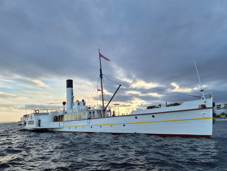 Skibladner på vei ut fra Hamar brygge en sen sommerkveld
