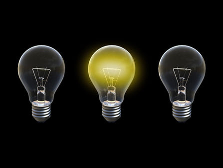Tre lyspærer, den i midten lyser gult