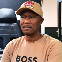 Tattoo artiest Ramsley Flaneur in zijn rustige, kunstzinnige tattoostudio in Rotterdam. Bekend om hygiëne en ervaring. 