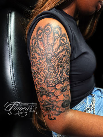 Black & grey pauw tattoo met bloemen door Flaneur's Tattoo Studio Rotterdam