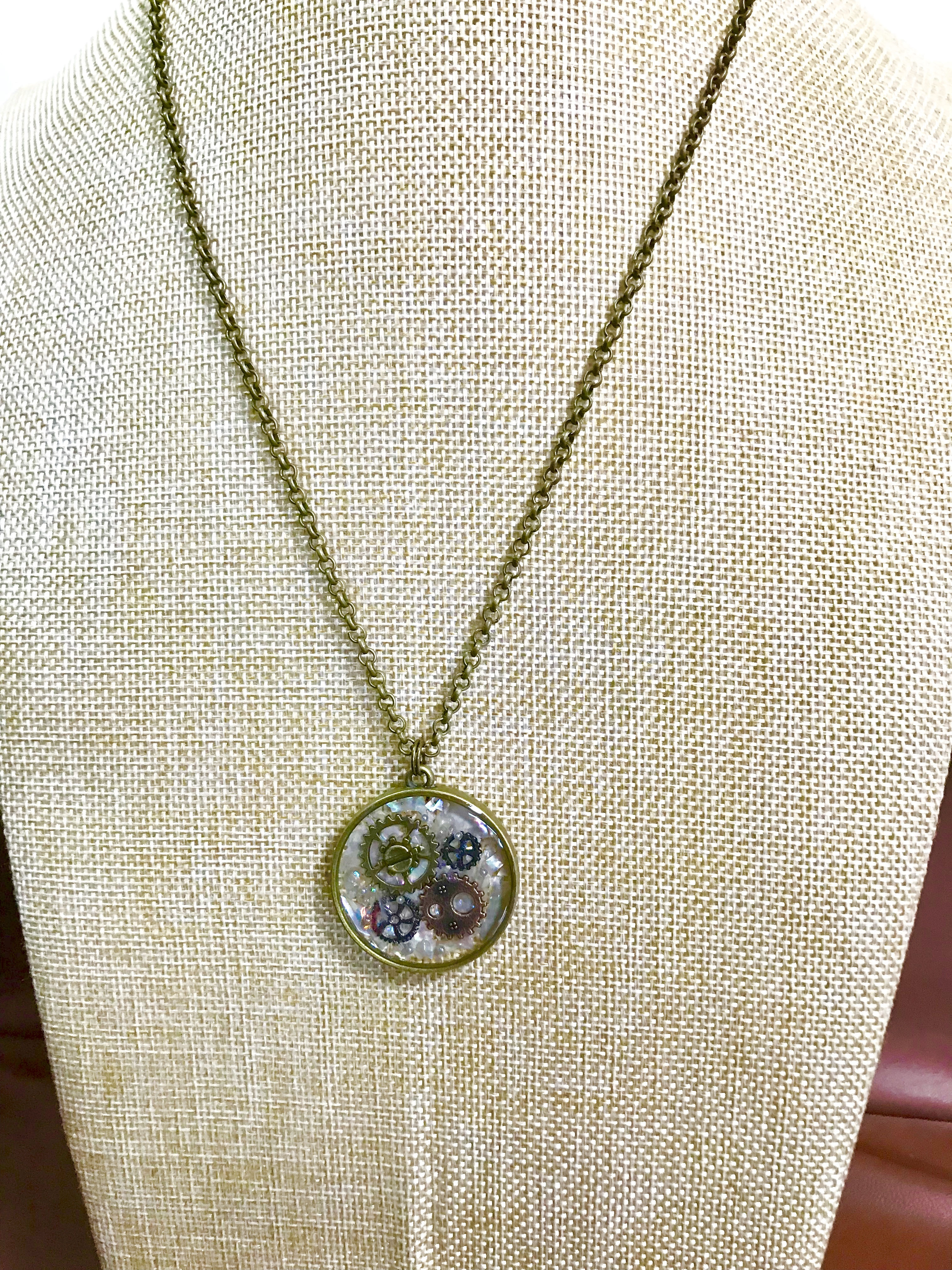 ホワイト歯車ネックレス