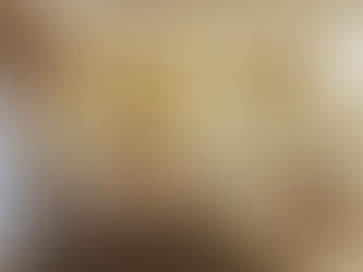 Suíte com Decoração Simétrica e Arandelas Douradas