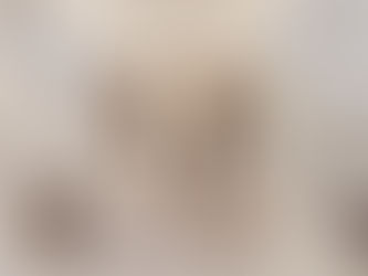 Sala com Cores Claras e Lareira em Mármore