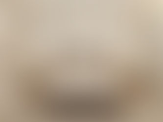 Suíte Neoclássica com Móveis Simétricos e Iluminação Dourada