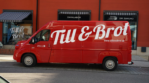 Teilfolierung für Firmen- und Privatfahrzeuge – moderne Fahrzeugbeschriftung, die auffällt, schützt und individuell gestaltet ist._ Referenz Till und Brot