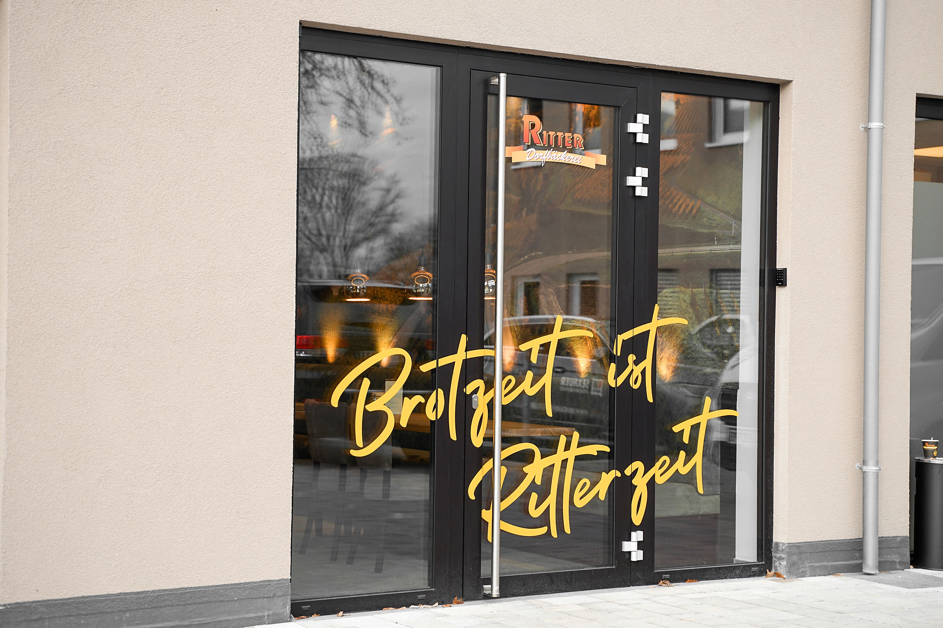 Brotzeit ist Ritterzeit Schriftzug auf Seitentür